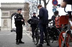  Штраф за вихід на вулицю без поважної причини у Франції становить 135 євро 