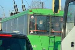 Через закриття метро наземний громадський транспорт переповнений