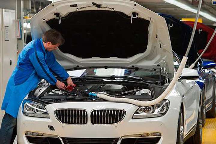 Автогігант BMW зупинив роботу своїх заводів у Європі