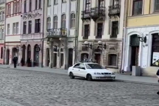 Кадры для фильма катастрофы: по улицам Львова ездят автомобили-громкоговорители (видео)