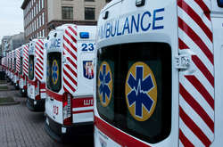 Київ готується до пандемії коронавірусу: під мерію пригнали десятки нових швидких (відео)