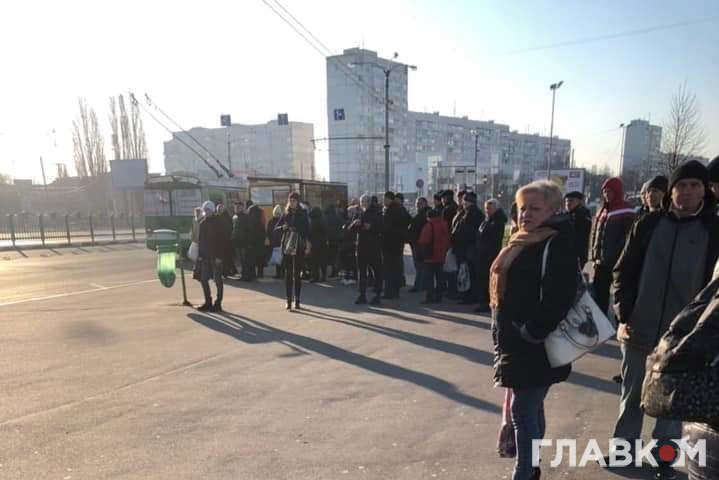 Другий день без метро в Києві: величезні черги на зупинках і розбиті двері тролейбуса (фото, відео)
