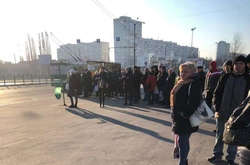 На зупинках транспорту величезні черги