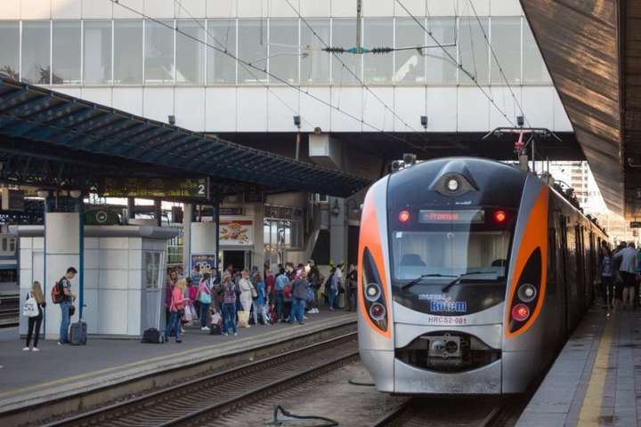 Укрзалізниця почала продаж квитків на три спецпотяги з Польщі