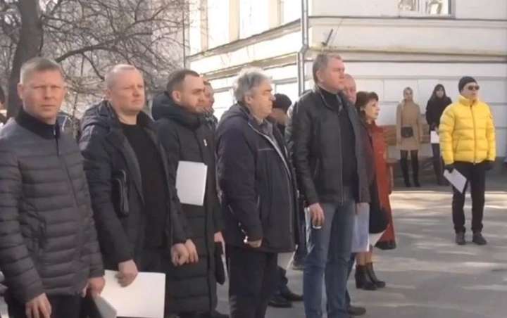 Депутати Полтави провели сесію надворі через загрозу коронавірусу