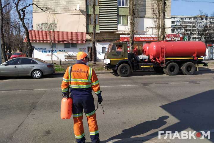 Як у Києві дезінфікують зупинкові комплекси (фото)