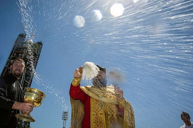 Кадилом по коронавірусу: у Московській церкві закликають окроплювати міста і села святою водою