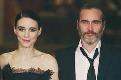  45-летний Хоакин Феникс и 34-летняя Руни Мара начали встречаться в 2016 году 
  