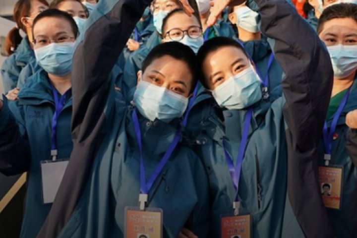 Бригади медиків з усього Китаю залишають Ухань