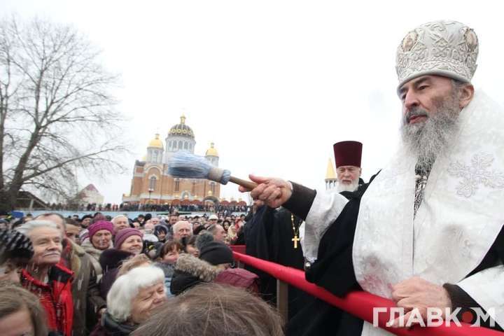 Кадилом по коронавирусу: в Московской церкви призывают окроплять города и села святой водой