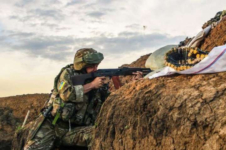 Доба на Донбасі: 15 ворожих обстрілів, один боєць Об’єднаних сил загинув