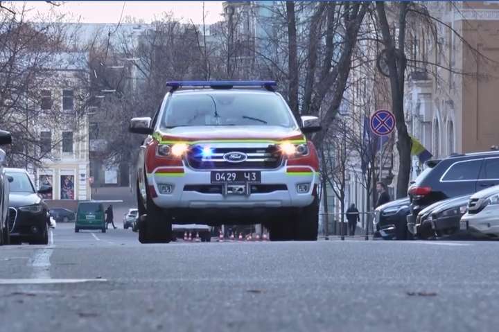 Мурашки по тілу: вулицями Києва їздять автівки з гучномовцями (відео)