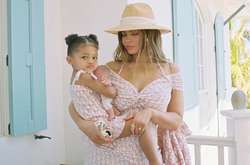  В условиях пандемии модель напомнила, что сейчас важно оставаться дома 
  