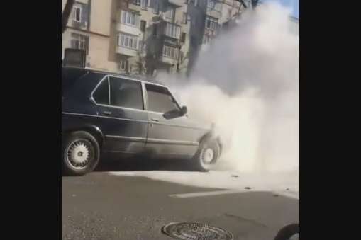 На проспекті Перемоги на ходу вибухнув і загорівся автомобіль (відео)