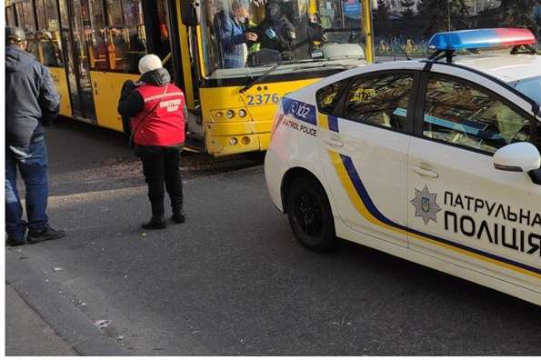 Поліція склала протокол на чоловіка, що розбив двері тролейбуса