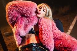  37-летняя певица порадовала поклонников новым сексуальным снимком 
  