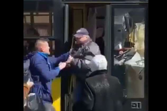 «Ты десятый»: в Киеве пассажир вытолкнул кондуктора из троллейбуса