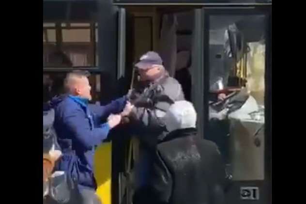 Пассажир подрался с кондуктором - «Ты десятый»: в Киеве пассажир вытолкнул кондуктора из троллейбуса