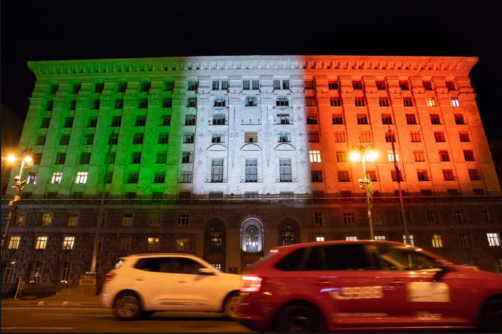 Київську мерію підсвітили кольорами італійського прапора 