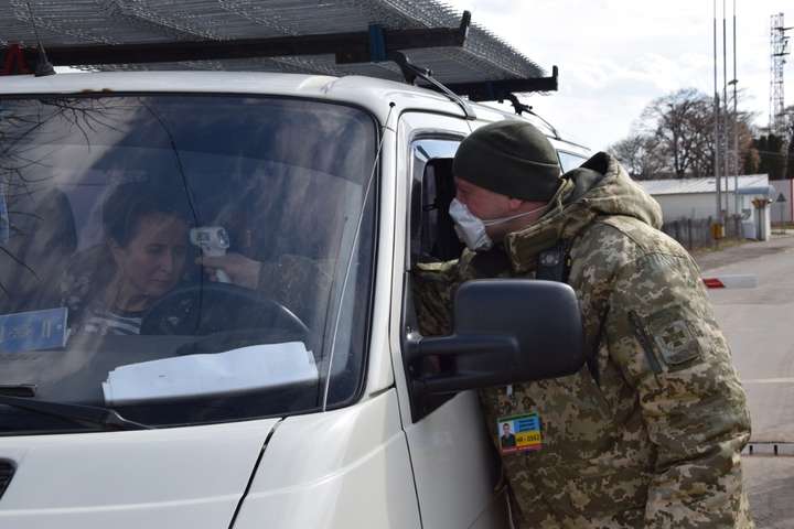 У Чернівецькій ОДА засудили українців, які збивали температуру перед перетином кордону