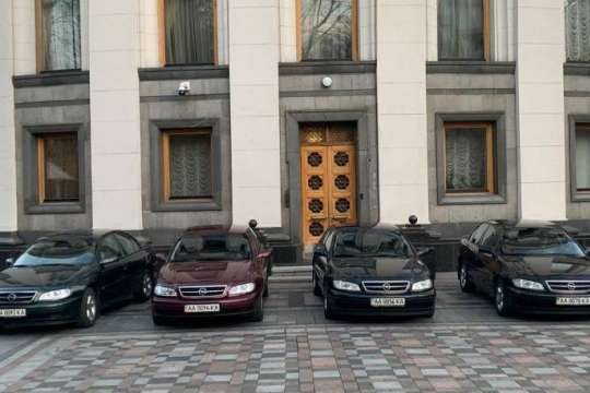 Чотири автомобілі Верховної Ради передали клінічним лікарням Києва
