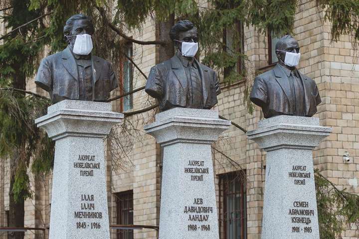 На памятниках возле университета им. Каразина появились медицинские маски (фото)