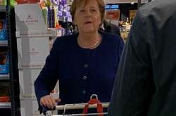  У кошику Меркель окрім продуктів помітили невелику пачку туалетного паперу та чотири пляшки вина Ricossa 