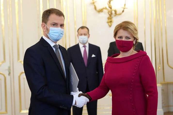 Новий уряд Словаччини склав присягу в масках і рукавичках