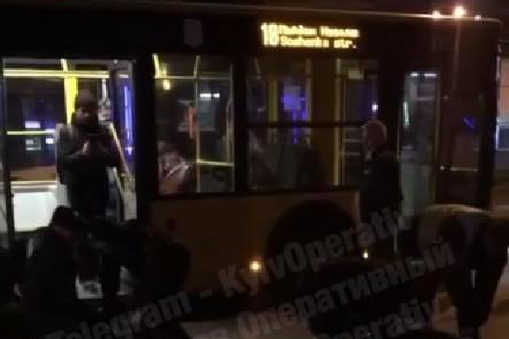 У Києві сталася бійка поліції з «зайвими» пасажирами (відео)