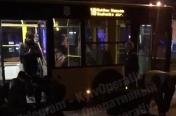 У Києві сталася бійка поліції з «зайвими» пасажирами (відео)
