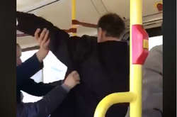 У Львові через кашель побили пасажира і витягли за ногу на вулицю (фейк)