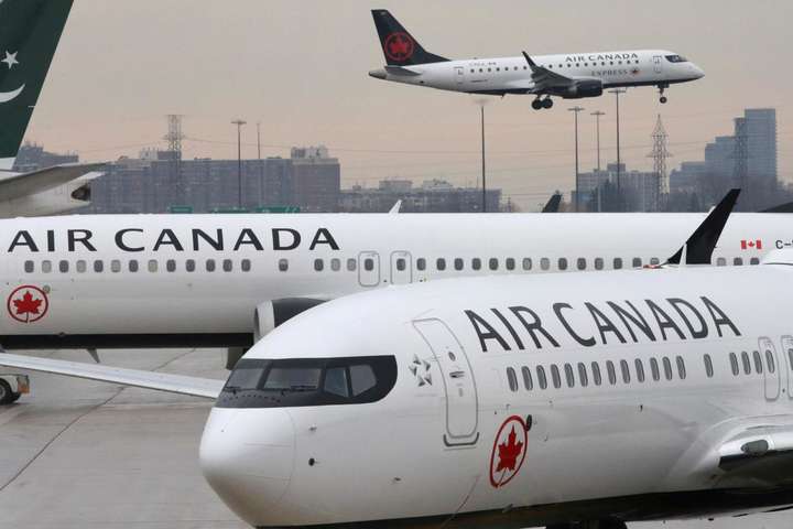 Найбільша авіакомпанія Канади скорочує половину персоналу