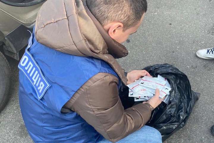 На Київщині продавець фальшивих тестів на коронавірус позбувся свого товару ще й заплатить штраф 