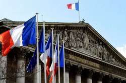 Закон також дозволяє голові уряду за порадою міністра охорони здоров’я негайно реалізувати комплекс обмежувальних заходів по всій країні