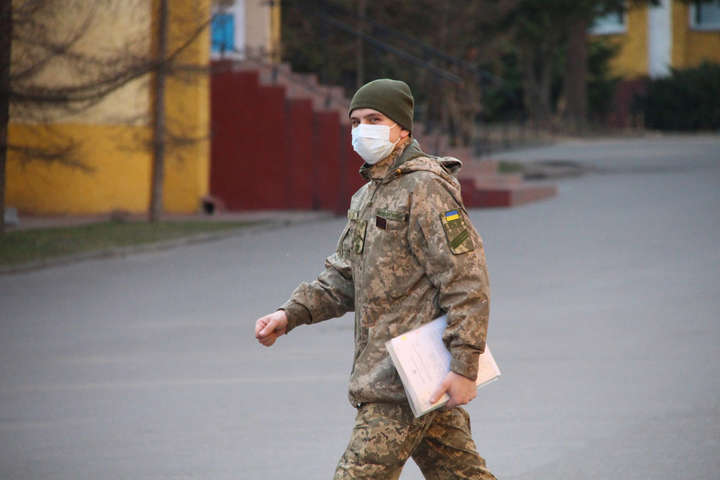 Карантин в Україні: відсьогодні вулиці міст почнуть патрулювати військові