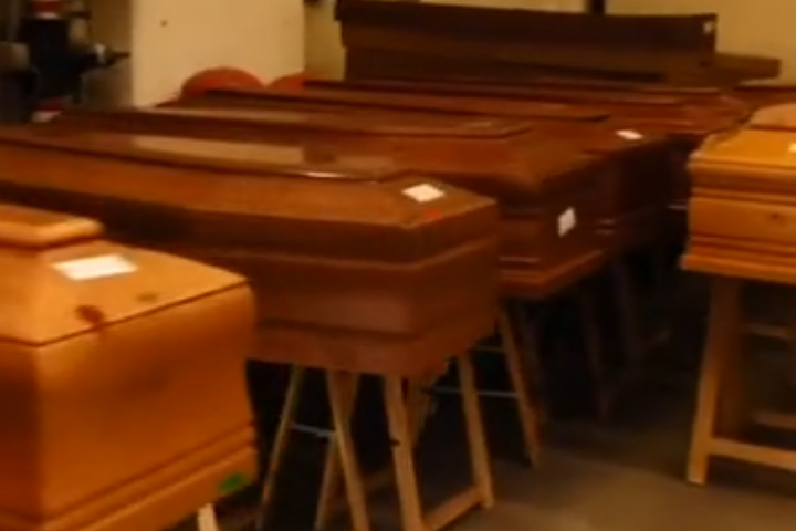 Переповнений трупами італійський крематорій показали на відео