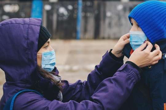 Чехія завозить з Китаю медичні маски навіть пасажирськими літаками
