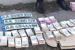 Під час обшуку однієї з автівок грабіжників виявлено номерні знаки від інших машин, а також значну суму грошей