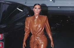 «Кожа болит»: Ким Кардашьян показала, как мучительно надевает латексный костюм