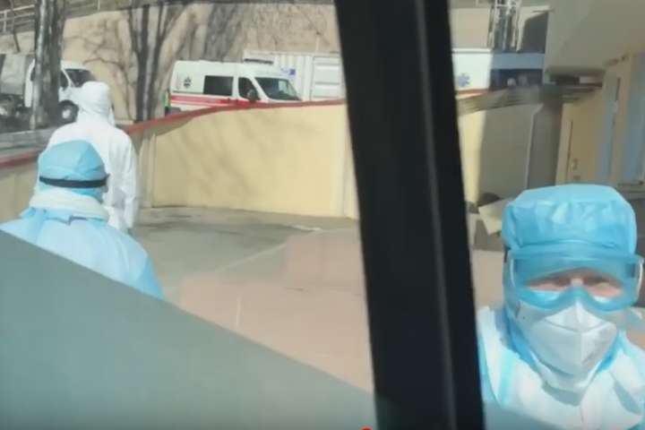 До відділення київської лікарні з хворими на коронавірус черга швидких (відео)