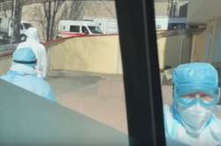 До відділення київської лікарні з хворими на коронавірус черга швидких (відео)