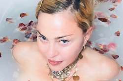  Обнаженная Мадонна запечатлела себя в ванне 
  