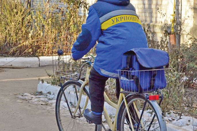 Выходить из дома не нужно: пенсионеры во время карантина могут заказывать продукты через «Укрпошту»