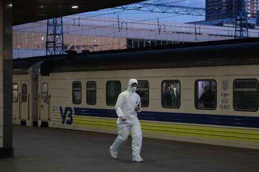 Пасажирів потяга Київ – Рига після 3 годин перевірок випустили: відео
