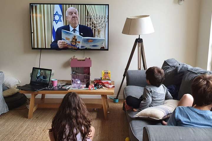 Президент Ізраїлю читає дітям казки онлайн, щоб батьки перепочили під час карантину (відео)
