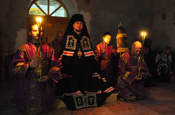  Епископ Флавиан (в центре) 
  