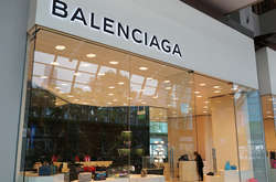 Yves Saint Laurent и Balenciaga будут шить медицинские маски