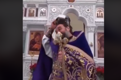 Священник Московської церкви на службі зняв респіратор і закликав парафіян «поржати» над коронавірусом (відео)