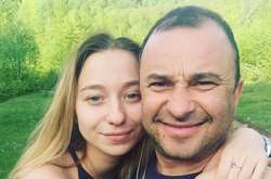 Украинский певец Виктор Павлик со своей молодой невестой Екатериной Репяховой
