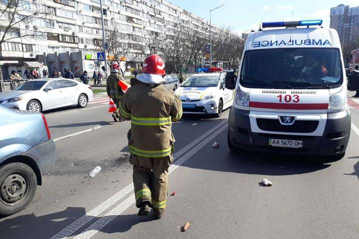В Києві на «зебрі» автомобіль збив жінку з дитиною (фото)